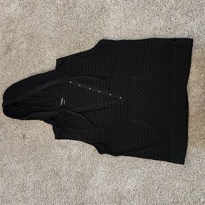 Hooded sleevless top